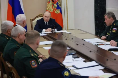 Putin es va reunir ahir amb l’Estat Major de les Forces Armades de Rússia. - EFE/KREMLIN