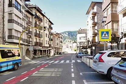 La carretera C-14 creua tot el nucli urbà. - INTRA