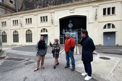 Terence Lyster, amb abric roig, ahir a les instal·lacions de la central de Camarasa. - ARIADNA SÁNCHEZ / NOGUERA TV