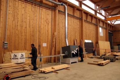 L’interior del hub forestal del Solsonès, amb la maquinària que es fa servir per al tractament de la fusta. - ACN