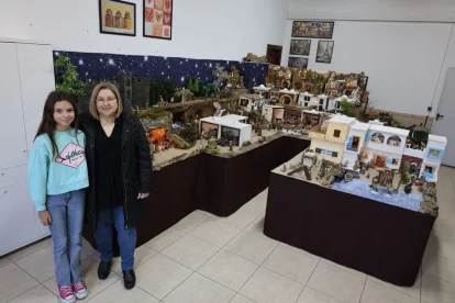 Elisabet Ciscar, amb la seua filla, mostrant el pessebre. - J.GÓMEZ