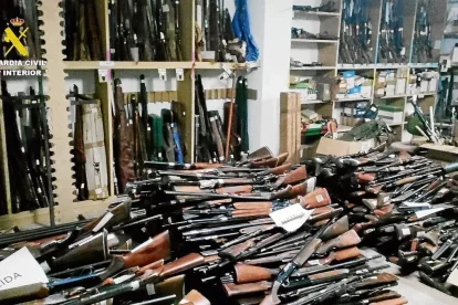 Imatge d’arxiu d’armes intervingudes abans de ser destruïdes. - GUÀRDIA CIVIL