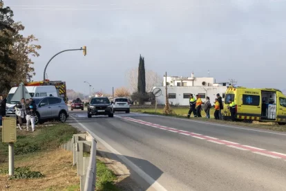 A l’esquerra el cotxe i la furgoneta accidentats. - L.PEDRÓS