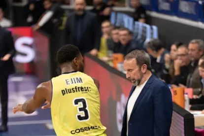 Ejim va tenir una petita topada amb Joan Plaza. - ACB PHOTO/DANI CATALÁN