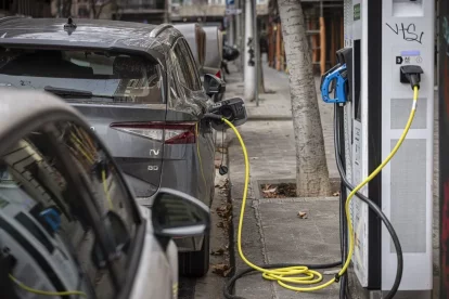 Imatge d’un vehicle elèctric repostant. - JORDI BORRÀS/ACN