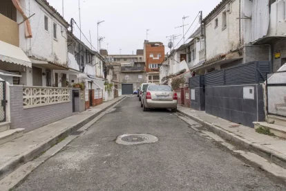 El cadàver va ser trobat dijous en un habitatge del carrer Verge del Pilar de Balàfia. - JORDI ECHEVARRIA