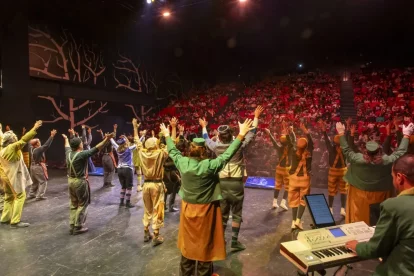 El públic va omplir ahir el Teatre de la Llotja en l’estrena de la sisena edició de l’espectacle musical ‘La Factoria dels Reixos’, amb funcions també avui i demà. - JORDI ECHEVARRIA