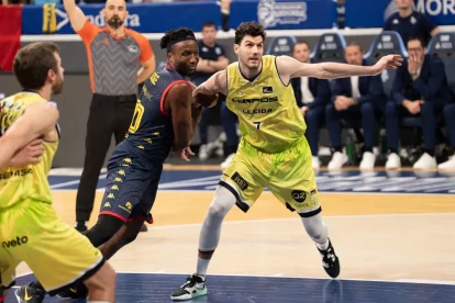 Gygy Golomán, davant d’Udeze, va tornar a ser crucial en el joc interior. - ACB PHOTO/DANI CATALÁN