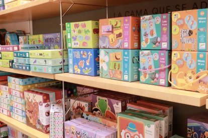 Puzzles i jocs de taula exposats en una botiga de Terrassa.