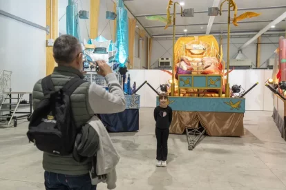 Les carrosses dels Reis, al Cucalòcum, a punt per a la cavalcada. - PAU PASCUAL PRAT