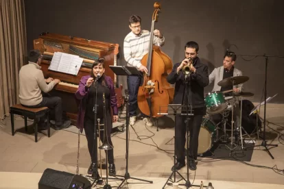 Un moment del concert d’Alba Pujals Quintet ahir al castell de Concabella. - LAIA PEDRÓS