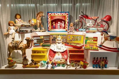 Una vintena de peces de Lo Baratillo estan exposades al Casino Principal des del 16 de desembre fins a l’1 de febrer. - LLEONARD DELSHAMS