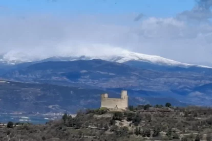 El Castell de Mur s’alça a la zona de transició entre el Pirineu i el pla de Lleida.