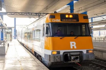 Imatge d’arxiu d’un tren de Renfe de l’RL3 amb l’emblema de Rodalies a l’estació de Lleida. - JORDI ECHEVARRIA
