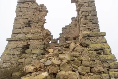 Paret esfondrada de la torre amb les pedres que es preveu reutilitzar per restaurar-la. - JORDI ECHEVARRIA