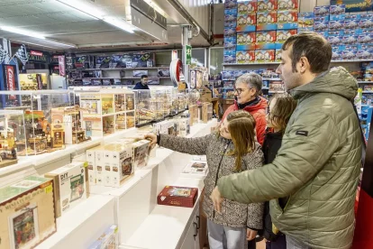 Una família escollint joguets a la botiga Agustí Mestre de Lleida. - JORDI ECHEVARRIA