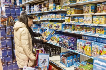 Els Legos i construccions triomfen entre el públic adult. - JORDI ECHEVARRIA