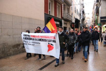 La manifestació al seu pas pel carrer Major.