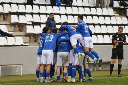 Els lleidatans celebren un dels dos gols d'aquest diumenge al Camp d'Esports.