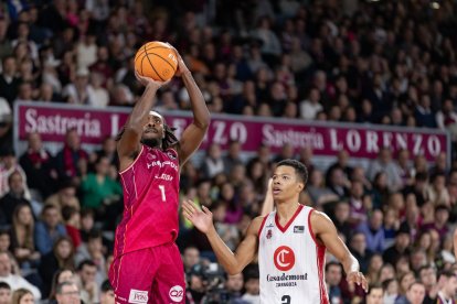 James Batemon llança a cistella en una de les accions del partit d'aquest diumenge al Barris Nord.