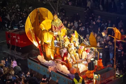 Imatge de Gaspar a la carrossa durant la desfilada de Lleida el 2025. - GERARD HOYAS