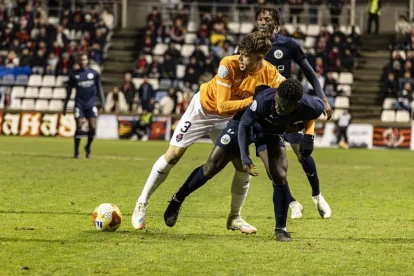 Alya Camara lluita per una pilota amb un defensa. - INGRID SEGURA