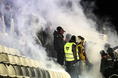 L’afició visitant va encendre bengales al segon temps. - INGRID SEGURA