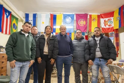 León, Flores i Rafael, ahir amb Francia i altres membres del Centre Llatinoamericà de Lleida. - ACN