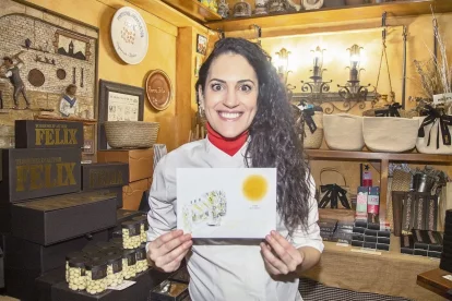 Zoe Valero, segona generació de Torrons Fèlix, mostrant el Solete de la Guia Repsol. - LAIA PEDRÓS