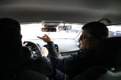 Un alumne i un professor d'autoescola durant unes pràctiques.