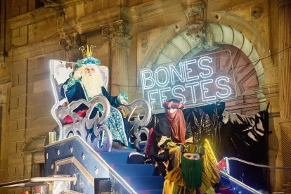 Cervera. A la capital de la Segarra els Reixos van iniciar la cavalcada a l’avinguda Mil·lenari i la van acabar a l’església de Santa Maria. Durant el recorregut alguns afortunats van poder rebre els primers regals de mans dels emissaris reals. - JORDI BONILLA