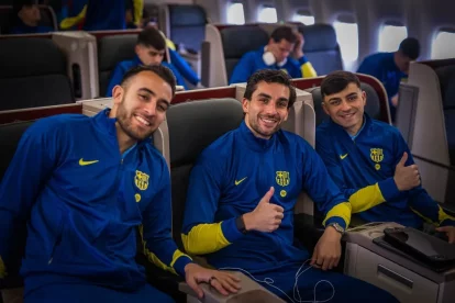 Eric Garcia, Ferran Torres i Pedri, a l’avió abans d’emprendre el viatge cap a l’Aràbia Saudita. - FCB