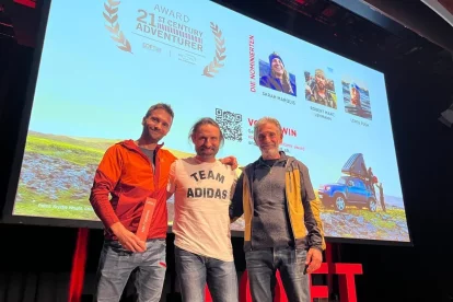 Edu, el seu germà i el seu pare després de rebre un premi.