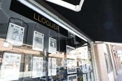 Pisos de lloguer i en venda anunciats a l’aparador d’una immobiliària de la ciutat. - SEGRE