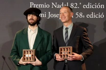 David Uclés i Francesc Torralba, ahir a la nit amb els trofeus del 82è Premi Nadal i el 58è Josep Pla. - NICO TOMÁS/ACN