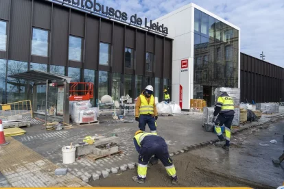 Operaris col·locant les rajoles de l’entrada principal de la nova estació de busos. - PAU PASCUAL PRAT