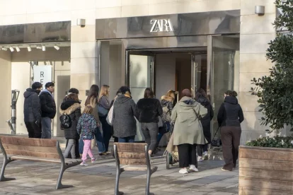 Diverses persones van fer cua per entrar a primera hora en una de les grans botigues de la capital. - PAU PASCUAL PRAT