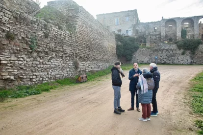 Crespín i Pomés van visitar ahir el tram que s’haurà de restaurar. - JORDI BONILLA