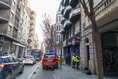 Els Bombers van rebre l’alerta de l’incendi minuts abans de les 6.00 de la matinada d’ahir. - PAU PASCUAL PRAT