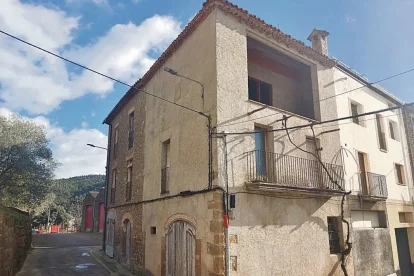 Imatge de l’edifici Cal Carnisser de Gualter, a la Baronia de Rialb. - AJUNTAMENT DE LA BARONIA DE RIALB