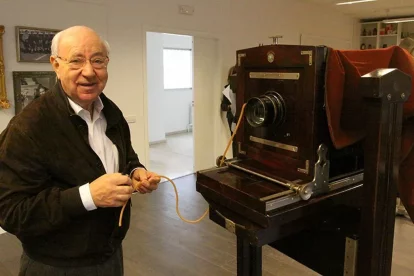 Josep Porta, amb una de les seues càmeres al nou Espai Porta l’any 2015. - SEGRE