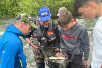Un grup de joves observa un dels exemplars capturats durant una activitat formativa.