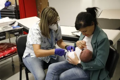 Imatge d’arxiu d’un nadó rebent una vacuna en un CAP. - AMADO FORROLLA