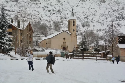 Dos joves es fotografien en un paratge d’Espot després de la nevada. - EDGAR ALDANA