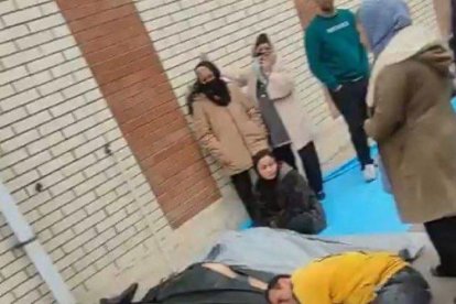 Civils iranians ploren davant dels cadàvers de la repressió. - @HOUSEFOREIGNGOP/X