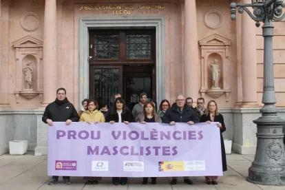 Imatge del minut de silenci ahir a la subdelegació. - SUBDELEGACIÓ