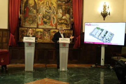 La consellera, Mònica Martínez Bravo, i l’alcalde, Fèlix Larrosa, van explicar el model d’inclusió. - LAIA PEDRÓS