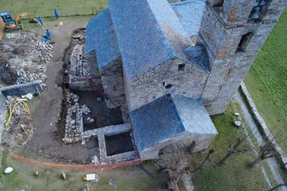 Sant Feliu de Barruera al novembre, amb l’excavació (a l’esquerra) al costat de la façana nord. - AGÈNCIA CATALANA DEL PATRIMONI