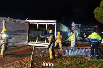 El camió va quedar bolcat al marge de la carretera P-9221.