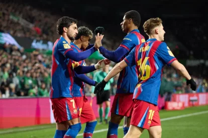 Ferran és felicitat pel seu gol per Rashford en presència de Lamine i Fermín. - EUROPA PRESS